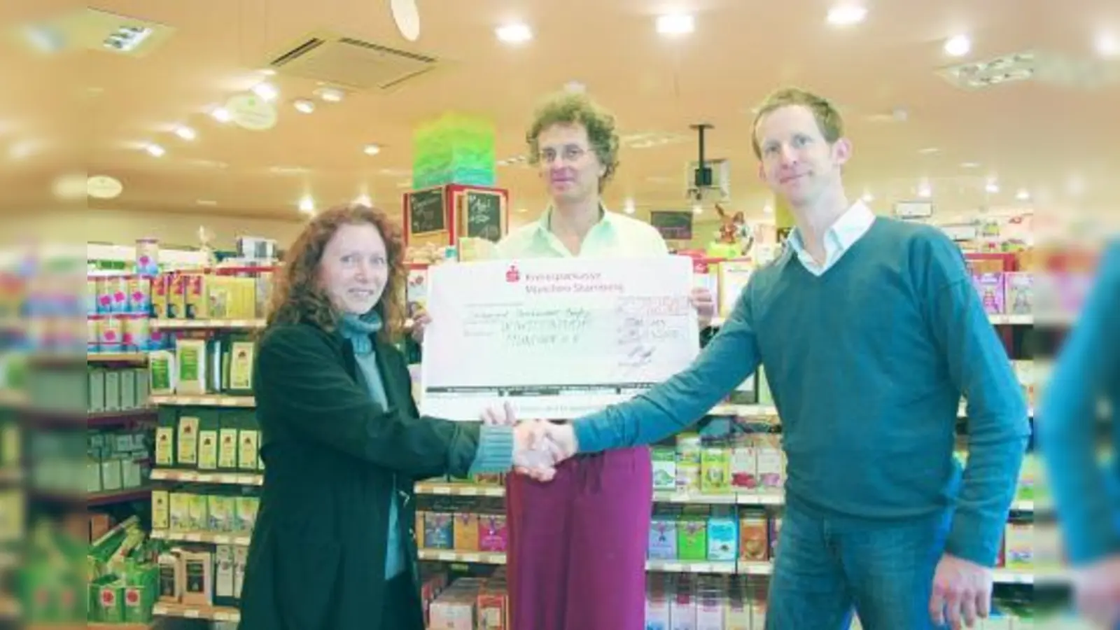 Christina Hacker (l.) bedankte sich bei Michael Mayr (r.) für die Spende und die gute Zusammenarbeit. Auch Mitarbeiter Peter Brunnhuber (m.) freut sich, dass die Klimaschutzwoche so gut gelaufen ist. (Foto: as)