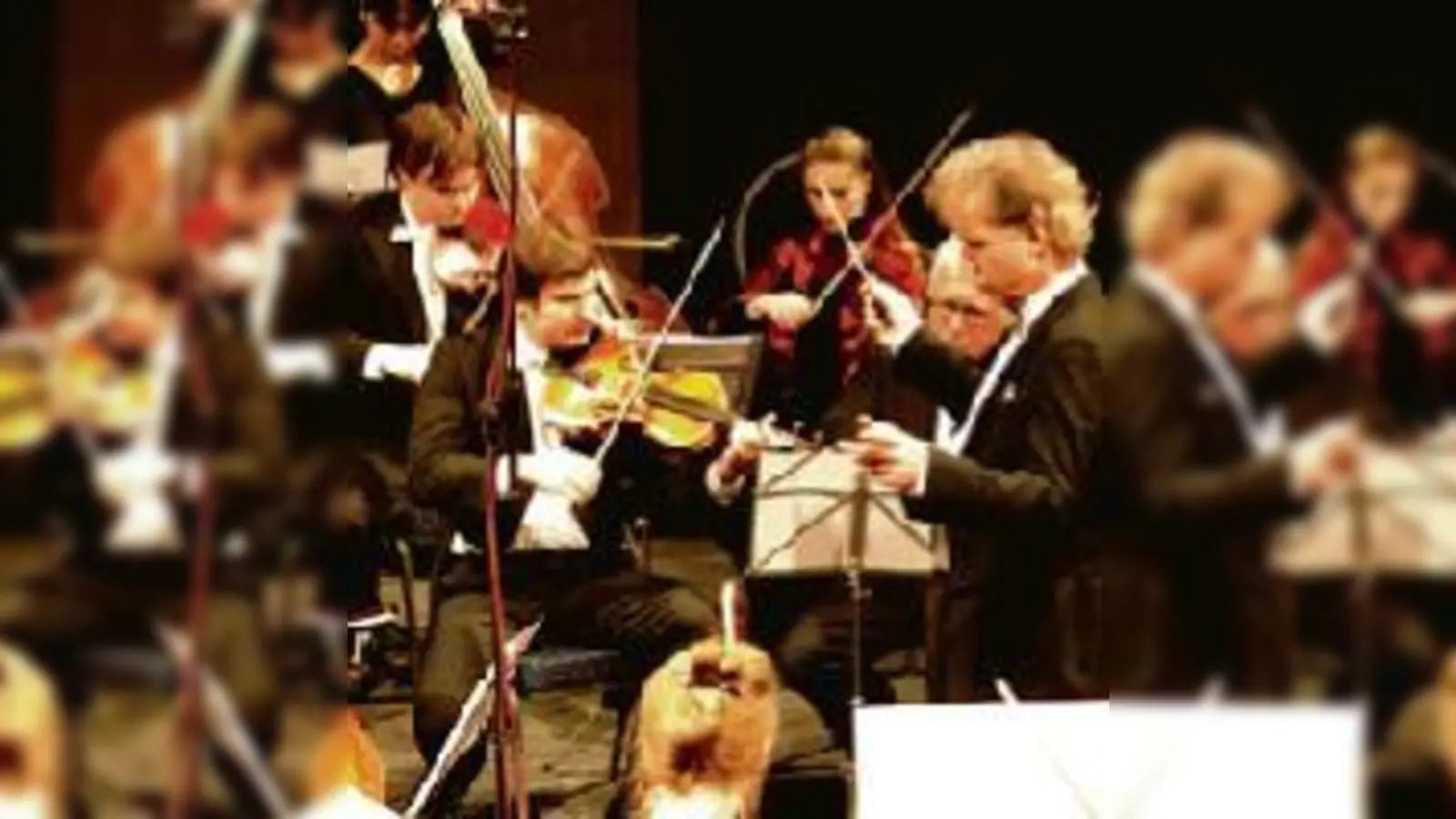 Johannes Goritzki dirigiert die Mendelssohn Philharmonie Düsseldorf am 25. August in der Messestadt Riem.  (Foto: VA)