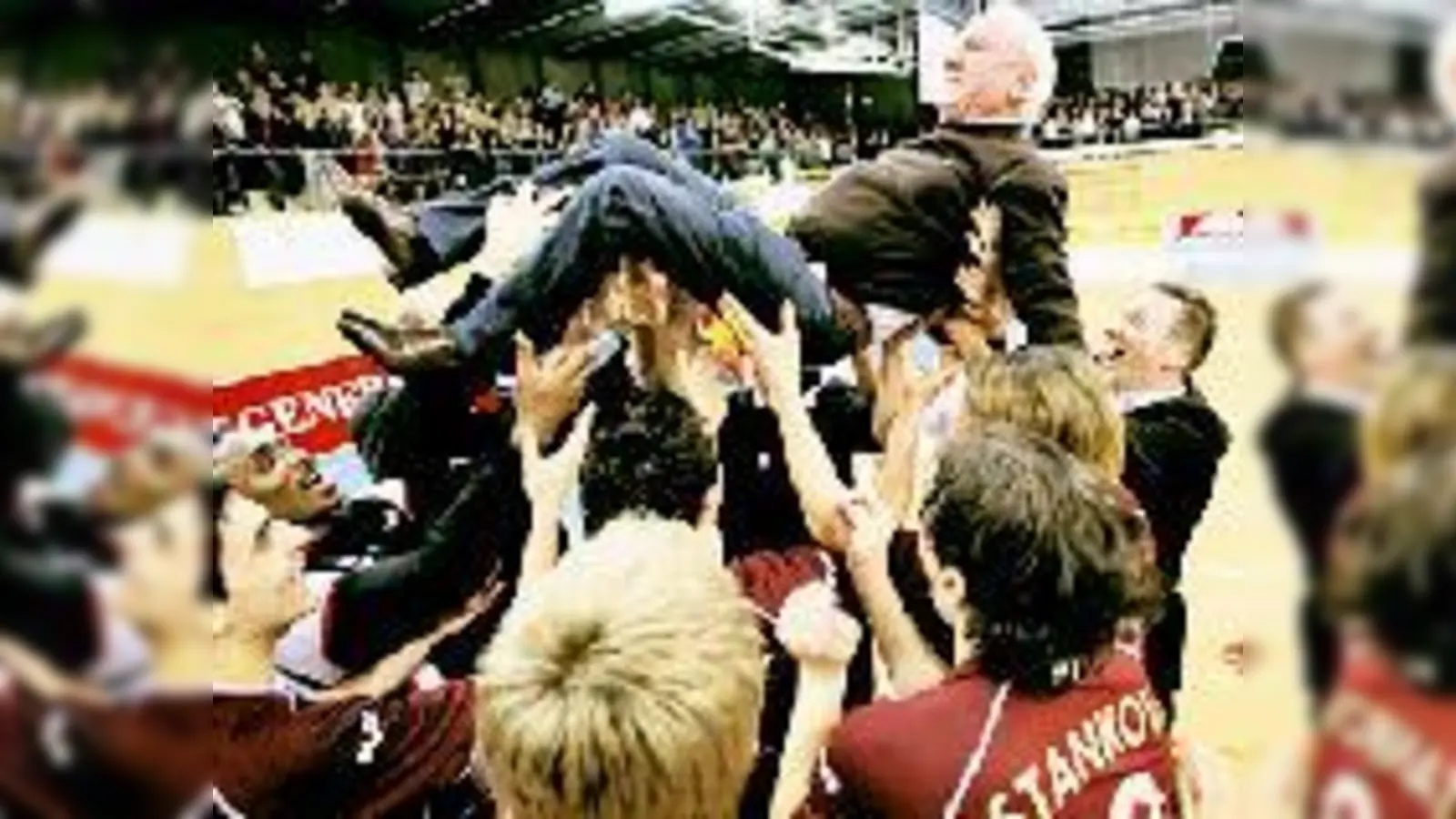 Die Paduretu Truppe lässt Generali-Chef Karl Pfister nach dem großartigen Sieg gegen die ehemals unbezwingbaren Häfler hochleben.   (Foto: Daniel Glasl)