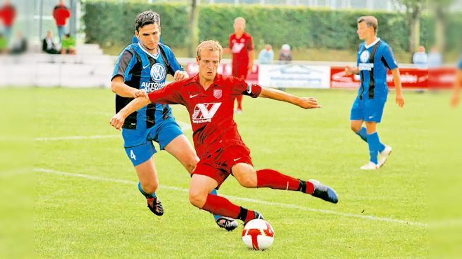 Die Defensive des SVHD mit (v. l.) Alexander Pröll, Lukas Fuchs und Martin Schuster stand gegen Zamdorfer (rot) Angriffe gut.	 (Foto: VA)