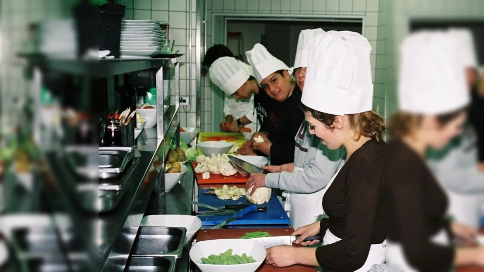 Kinder als Küchenchefs: Für ein festliches Abendessen mit der Münchner Prominenz übernehmen die jungen Nachwuchskräfte das Regiment.  (Foto: VA)