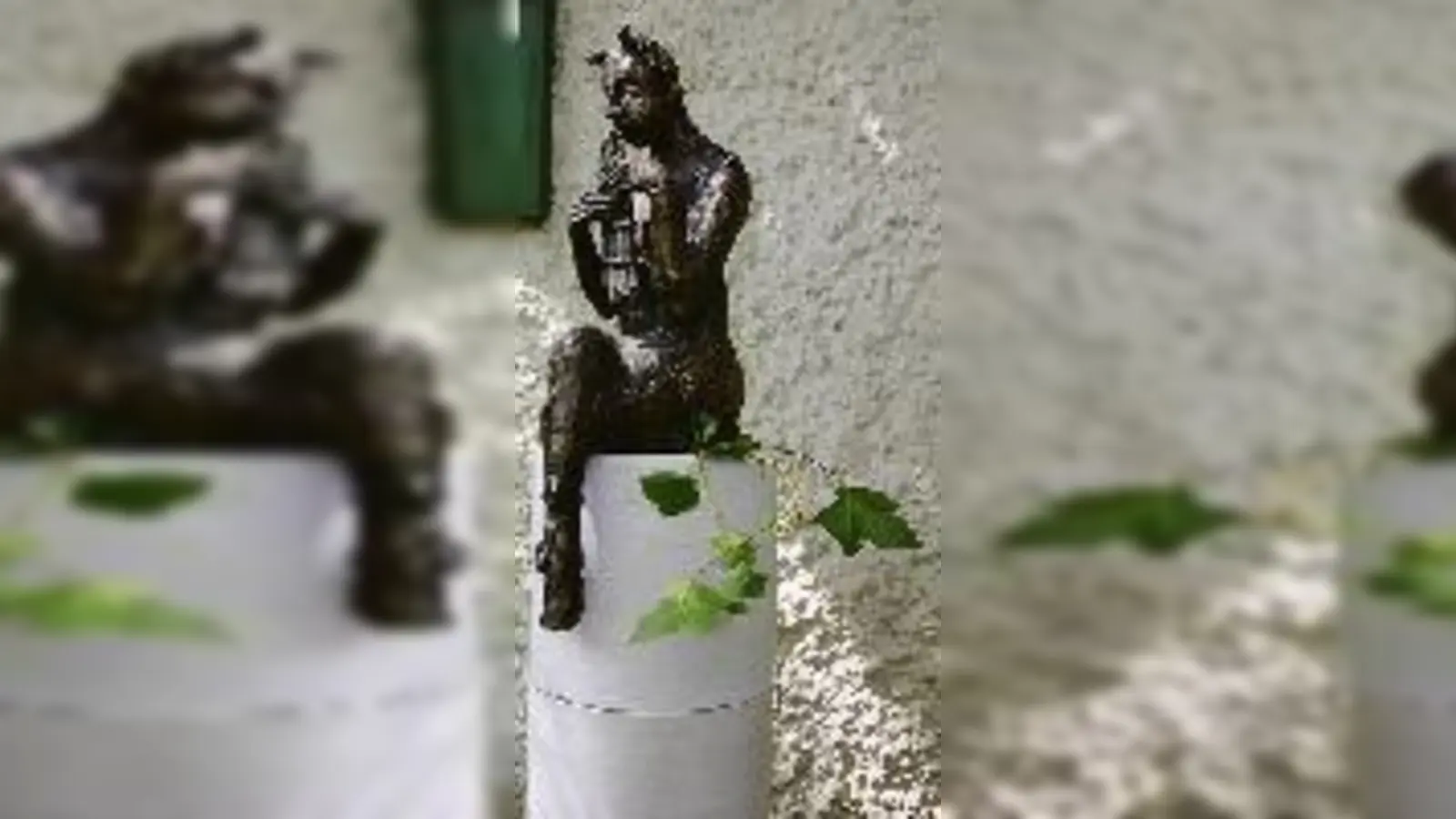 Hereinspaziert zu »Kunst im Quartier«, erkennbar an gelb-schwarzen Umzugskisten vorm Eingang: In einem der letzten unsanierten Herbergshäuschen (oben) macht sich Petra Kammerer auf die Spuren ihrer Nachbarin »Frau Vetter« (rechts unten).  (Fotos: pa)