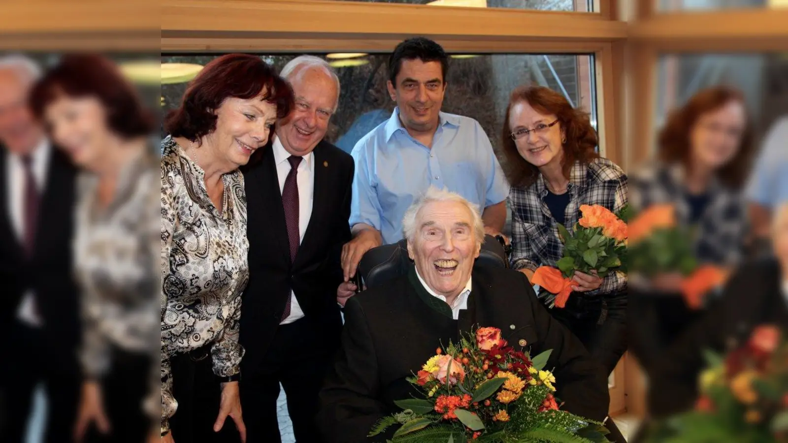 „Alles Gute zum Geburtstag, lieber Toni!“ Der Jubilar Toni Kopfmiller mit Ehefrau Maria, Altstadtrat Thomas Schmatz, Sohn Toni jun. und Maria Osterhuber-Völkl (v.l.) (Foto: us)