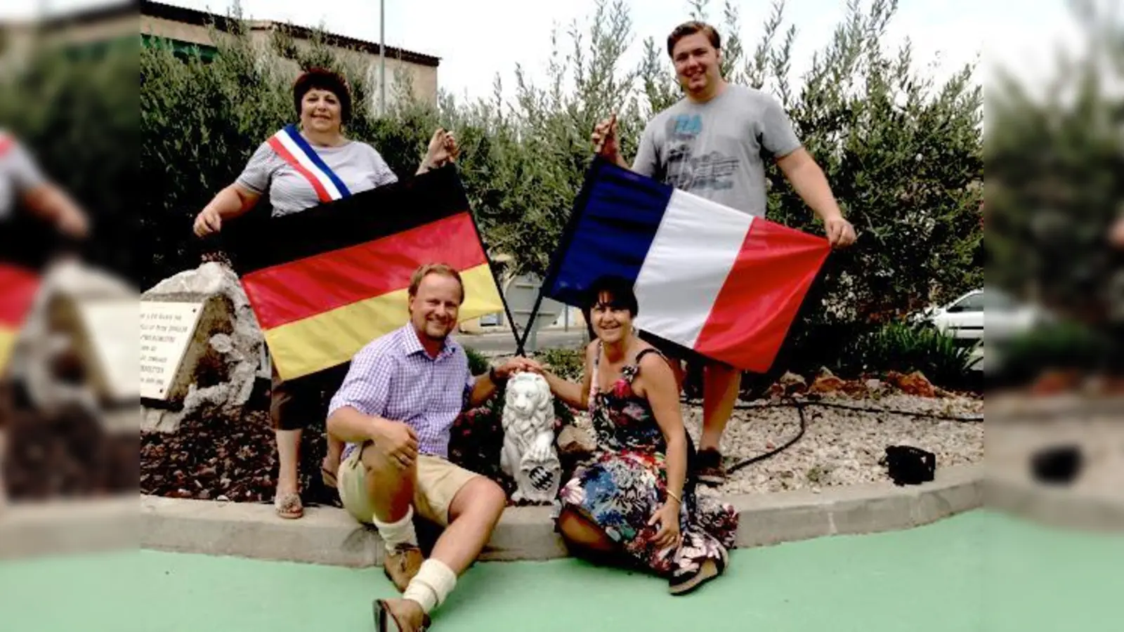 Martine Chaix, Robert Niedergesäß, Chantal Bertin, die Präsidentin des Allaucher Partnerschaftskomitees, und Stefan Föstl feierten die Ankunft der bayerischen Löwen in der Provence. 	 (Foto: Gemeinde)