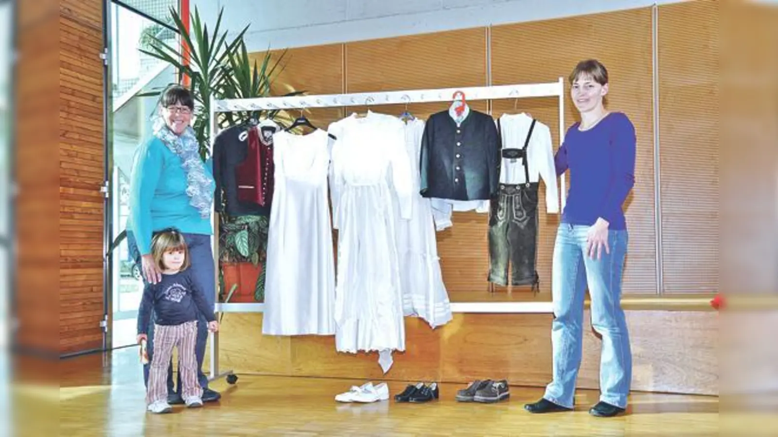 Andrea Dentinger (links), hier mit Tochter Dorothea, und Monika Perlak (rechts) sind mit den Vorbereitungen für den ersten Moosacher Erstkommunions-Basar beschäftigt. 	 (Foto: sf)
