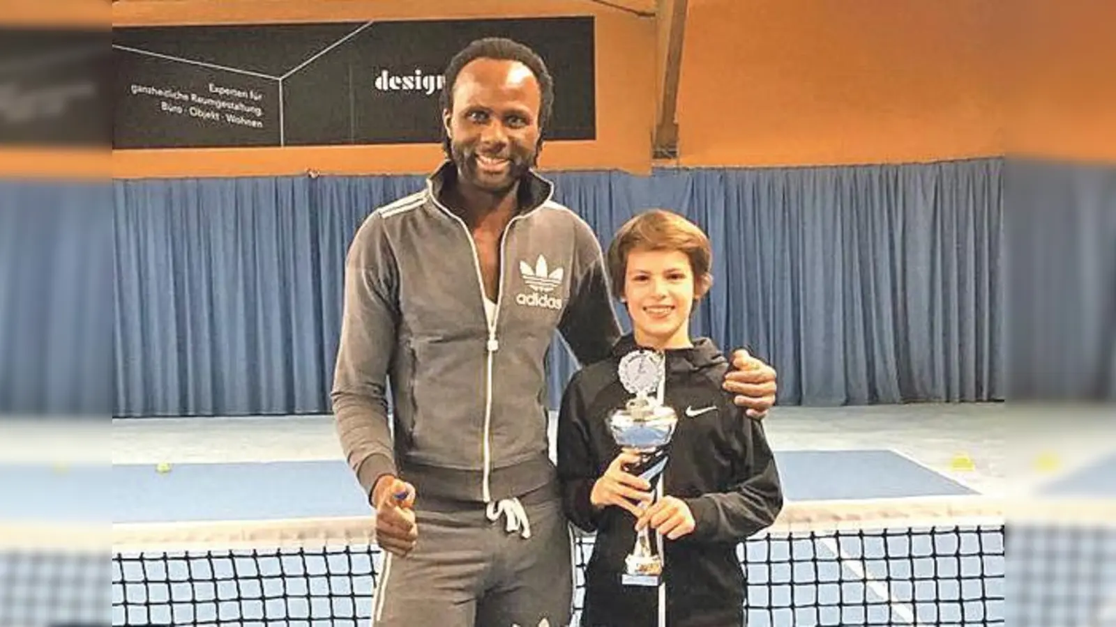 Max Pade zeigt sich hier stolz mit dem Tennislehrer Ibi Kimmerling, von dem er so manchen Trick gelernt hat.	 (Foto: VA)