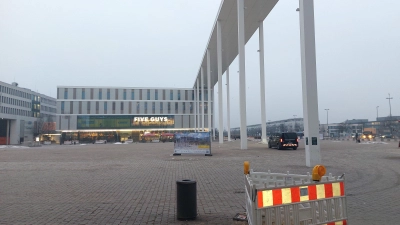 Ist München fit für den Klimawandel? Der Willy-Brandt-Platz in der Messestadt noch nicht - allerdings soll er schon bald deutlich grüner sein. (Archivbild: bas)