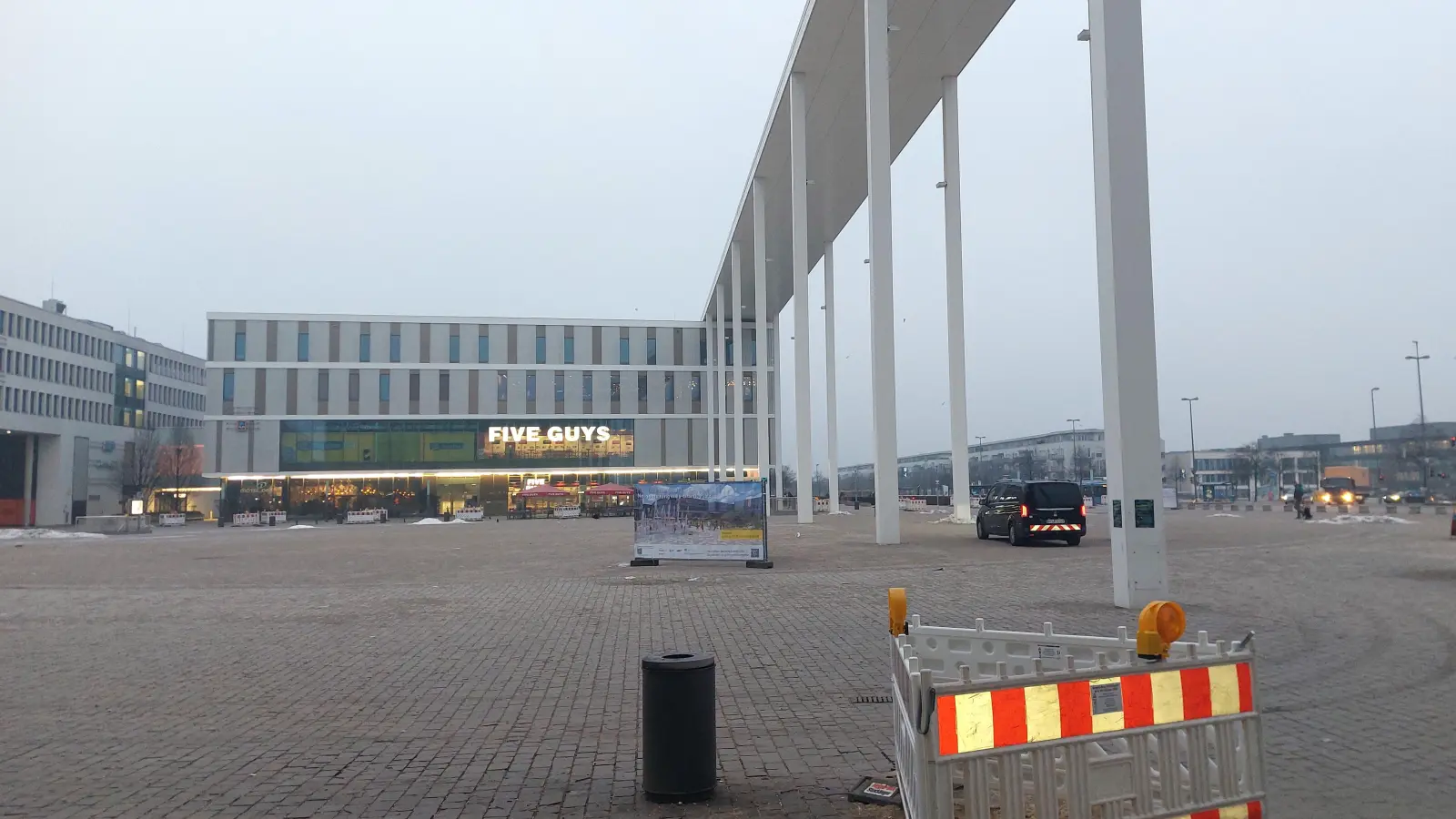 Ist München fit für den Klimawandel? Der Willy-Brandt-Platz in der Messestadt noch nicht - allerdings soll er schon bald deutlich grüner sein. (Archivbild: bas)