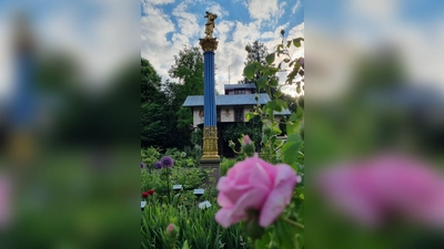 Umgeben von Rosen: Blick auf die Säule vor dem Casino auf der Roseninsel. (Foto: Bayerische Schlösserverwaltung)