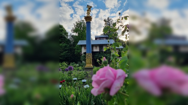 Umgeben von Rosen: Blick auf die Säule vor dem Casino auf der Roseninsel. (Foto: Bayerische Schlösserverwaltung)