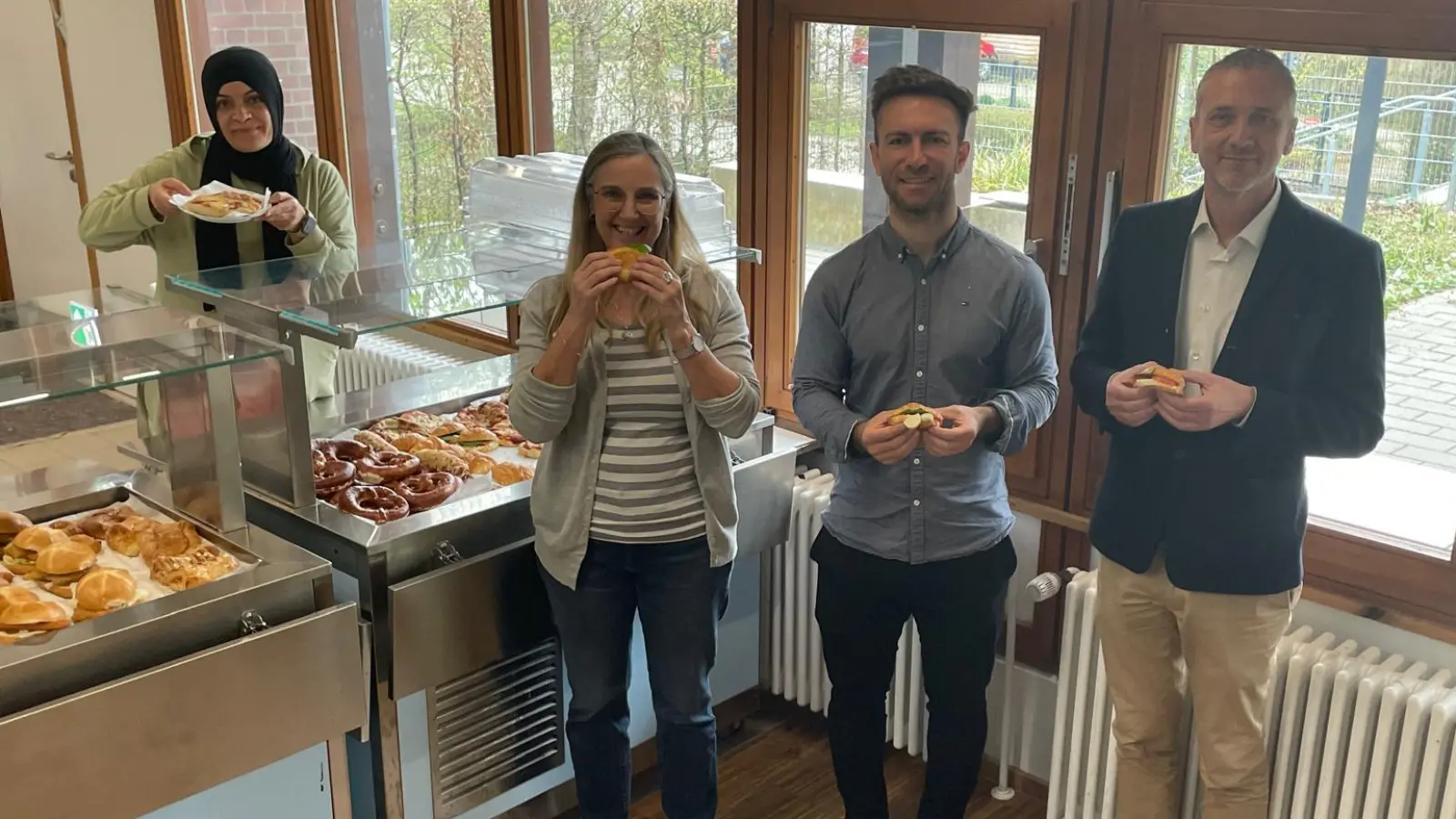 Küchenfee Gül, Coach Martina Fink, Lehrer Josef Erbesdobler und Schulleiter Martin Netter (von links) haben ein Ziel: Die Pausenverpflegung soll nicht nur schmecken, sondern auch gesund und nachhaltig sein. (Foto: AELF Ebersberg-Erding)