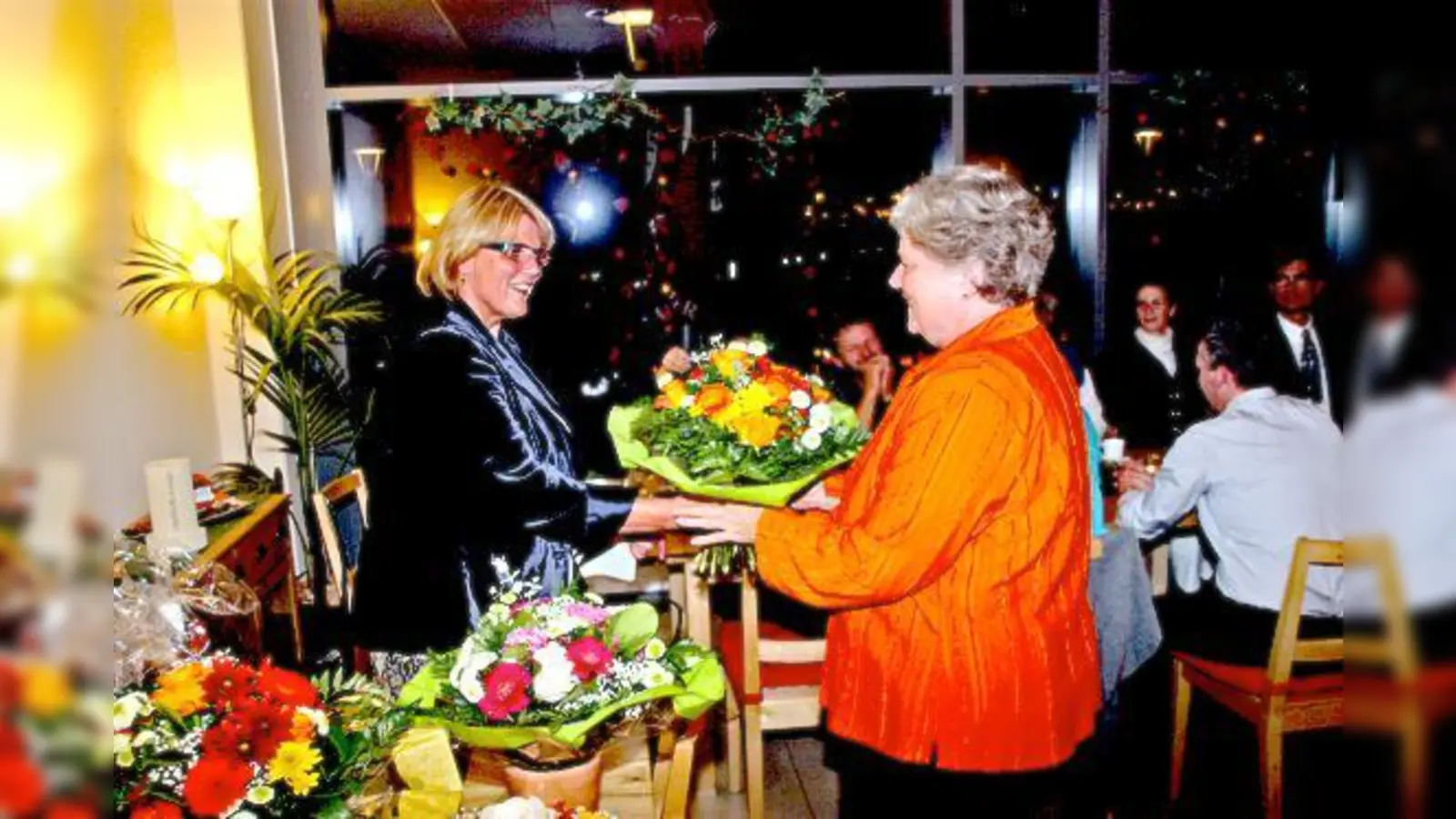 Bürgermeisterin Hannelore Gabor überreichte Blumengeschenke.	 (Foto: Stadt Garching)