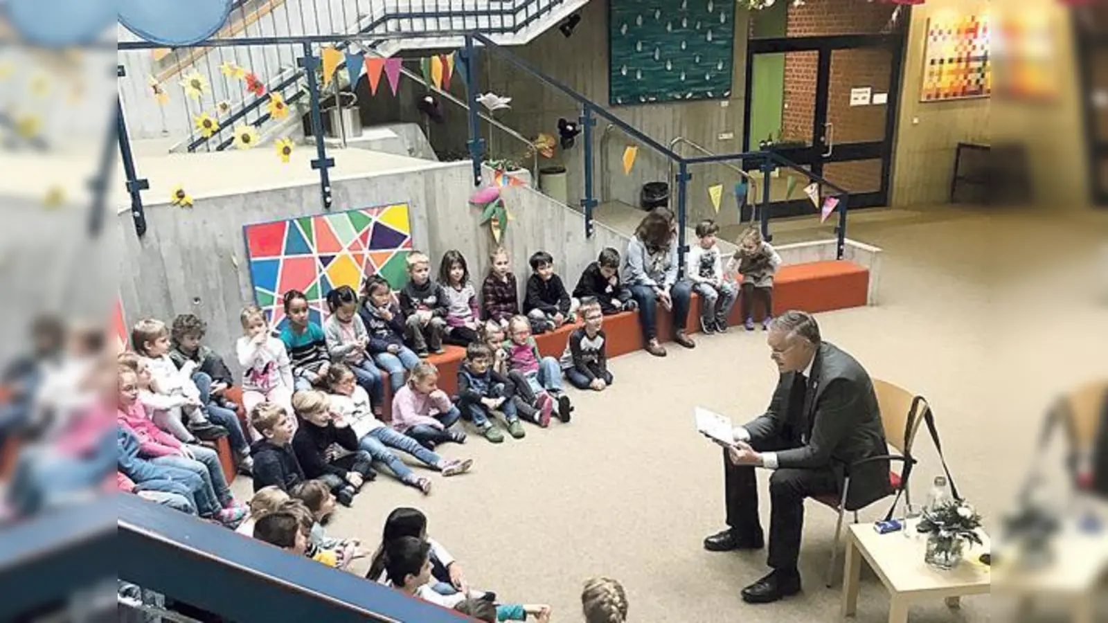 Bürgermeister Gruchmann las aus einem seiner Lieblings-bücher aus seiner Kindheit vor.	 (Foto: Stadt Graching)