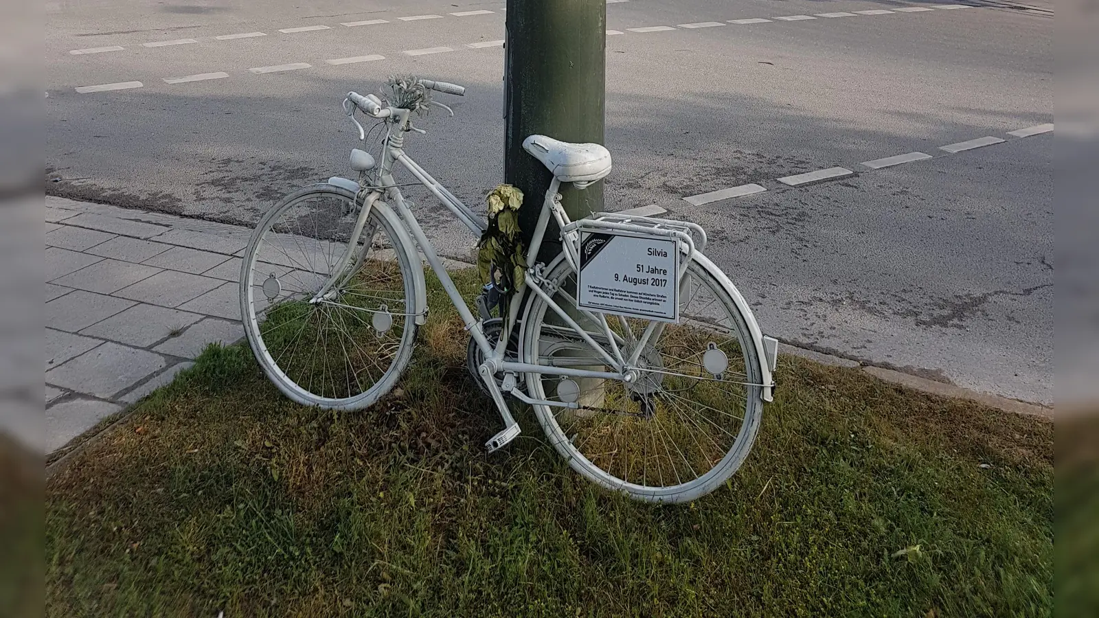 Ein Ghostbike an der Ecke Regerstraße/Welfenstraße erinnert an den Tod einer Radfahrerin, die im August 2017 von einem abbiegenden Lkw erfasst wurde. (Foto: bs/Archiv)
