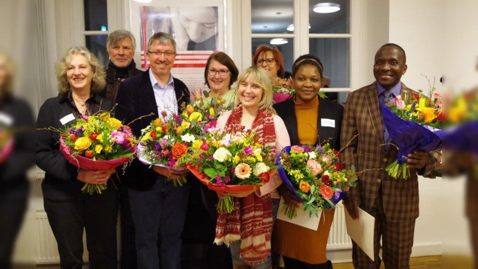 „München dankt“ Ehrenamtlichen, die sich in der Selbsthilfe stark machen. Im Bild von links: Die Preisträger Traudl Baumgartner, Helmut Bundschuh, Urkunden-Überbringer: Stadtrat Christian Müller (SPD), Daniela Edele, Cornelia Wackerl, Brigitte Jirmann, Rebecca Zeiller und Joseph Lanka-Nkodi. (Foto: kö)