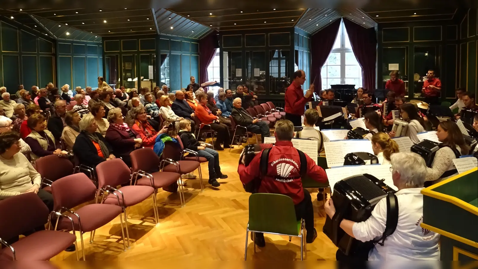 Voller Saal: Musikgruppen, wie hier das Akkordeonorchester Taufkirchen, bekommen eine Auftrittsmöglichkeit, die Zuhörer erleben Kulturgenuss aus dem Landkreis Erding. So erfüllt der Freundeskreis seinen Vereinszweck. (Foto: kw)