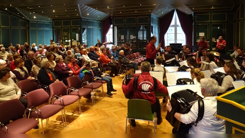 Voller Saal: Musikgruppen, wie hier das Akkordeonorchester Taufkirchen, bekommen eine Auftrittsmöglichkeit, die Zuhörer erleben Kulturgenuss aus dem Landkreis Erding. So erfüllt der Freundeskreis seinen Vereinszweck. (Foto: kw)