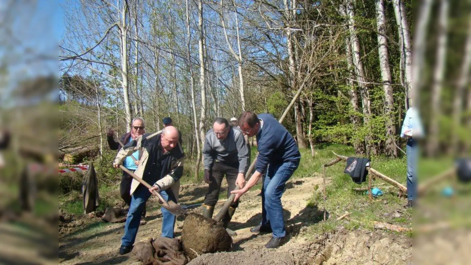 Am Parsberg hatten Eduard Sammiller, Thomas Wieser und Andreas Haas (v.l) bereits eine Winterlinde gepflanzt. Jetzt sollen auch die Gartenbesitzer zur Schaufel greifen. (Foto: pst)