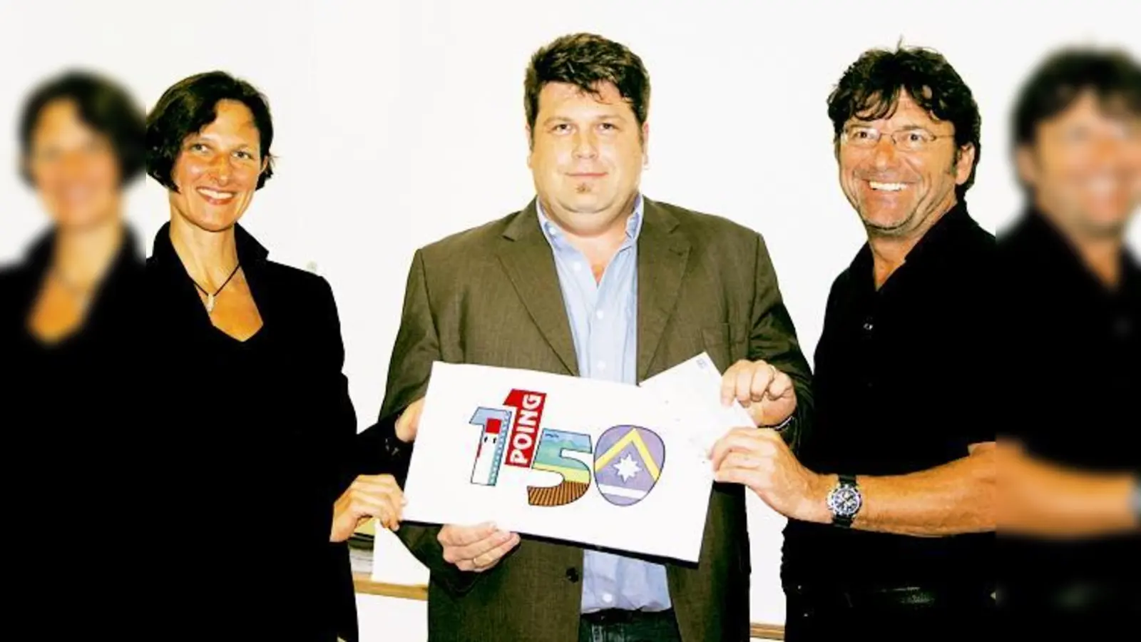 Birgitta Nagel-Schlicksbier (li.) und Bürgermeister Albert Hingerl (re.) überreichen dem Gewinner, Christoph Hebenstreit, den Scheck über 300 Euro.	 (Foto: pt)