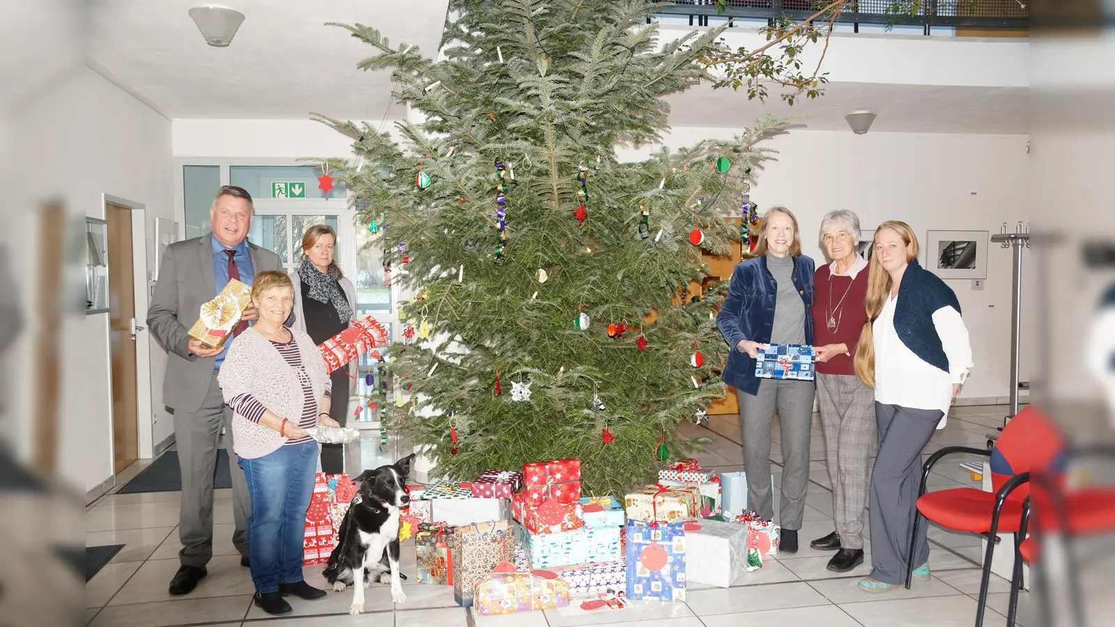 Beeindruckt von der Hilfsbereitschaft zeigten sich die Helfer und Organisatoren der Weihnachtswunschaktion im Rathaus (v. li): Bürgermeister Piet Mayr, Elisabeth Nuspl, Janet Lörner, Bianka Poschenrieder, Heidrun Pfefferkorn und Frau Baumgartner. (Foto:  ©Forster-Gemeinde Zorneding)