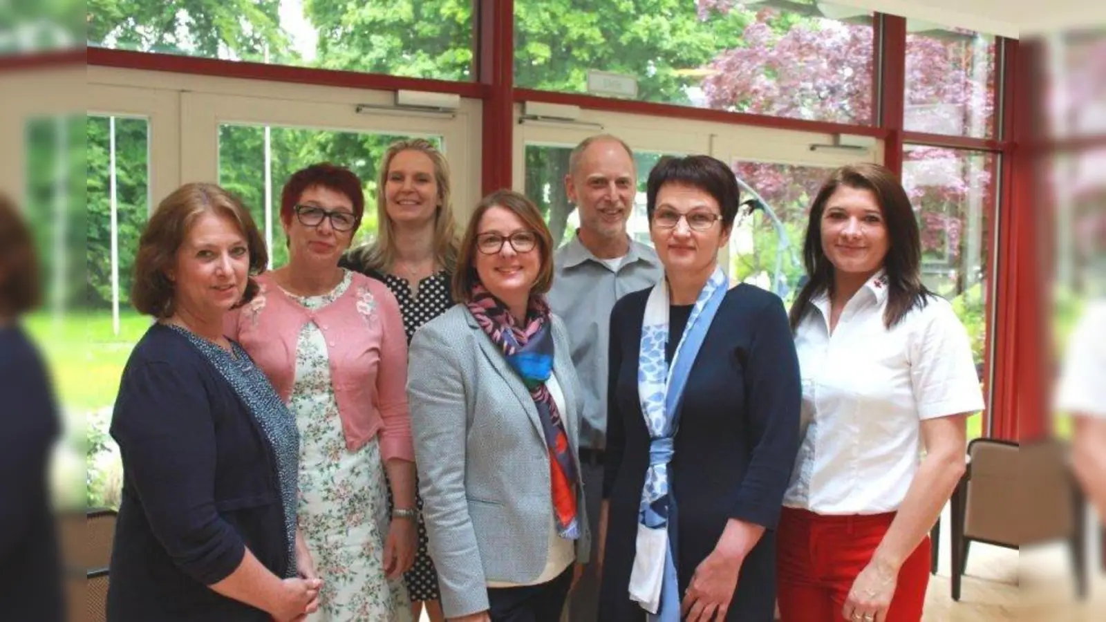 Freuten sich über die sehr guten Bewertungen im MDK-Bericht: v.l. Barbara Martens (oberste Pflegedienstleitung Ambulanter Dienst), Kathrin Schuster (Pflegedienstleitung Rotkreuzhaus Gilching), Katja Schwankhart (Pflegedienstleitung BRK Schloss Garatshausen), Ingrid Barth (Heimleitung BRK Schloss Garatshausen), Marcus Wicke (Bereichsleiter Senioren und Pflege des BRK Starnberg), Oxana Rudi (Heimleitung Rotkreuzhaus Gilching) und Adela Seibold (Pflegedienstleitung Ambulanter Dienst Starnberg). (Foto: BRK Kreisverband Starnberg)