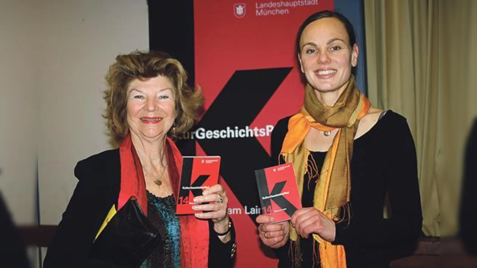Karin Pohl (rechts) und Christl Knauer-Nothaft präsentieren den Kulturgeschichtspfad für Berg am Laim. Damit können alle Münchner das Stadtviertel erkunden.	 (Foto: js)