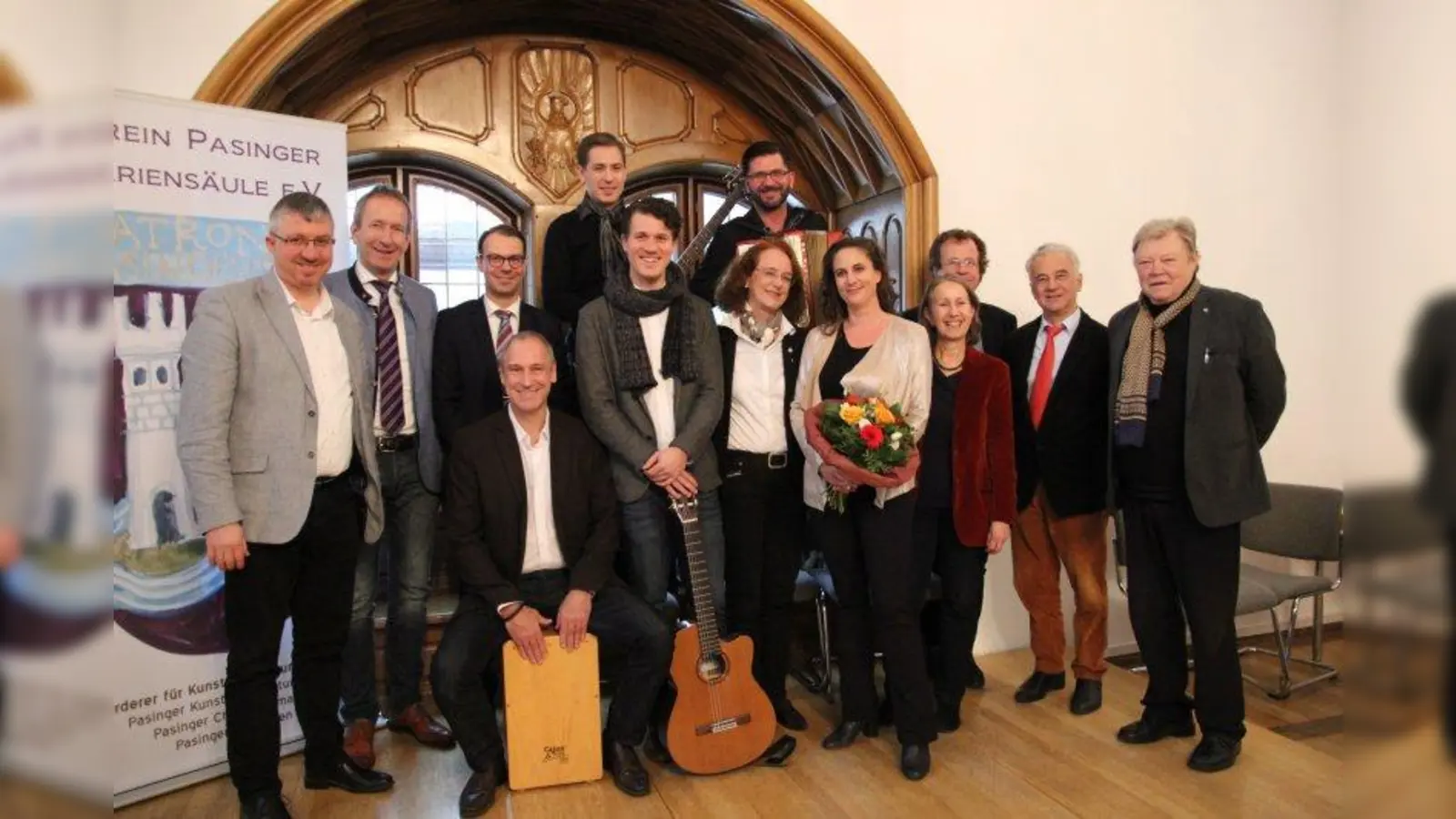 So schön war's beim letzten Mal: die festliche Verleihung der Pasinger Kunst- und Kulturpreise 2018 mit Stadtrat Christian Müller, Tilmann Schöberl, Tom Dessau, Sven Wackermann, Michi Peyerl, Marinus Christof, Maria Osterhuber-Völkl, Olli Frank, Bianca Artopé, Georg Schmidbauer, Petra Rossius, Andras Adorján und Florian Besold (v.l.). (Foto: us / Archiv)