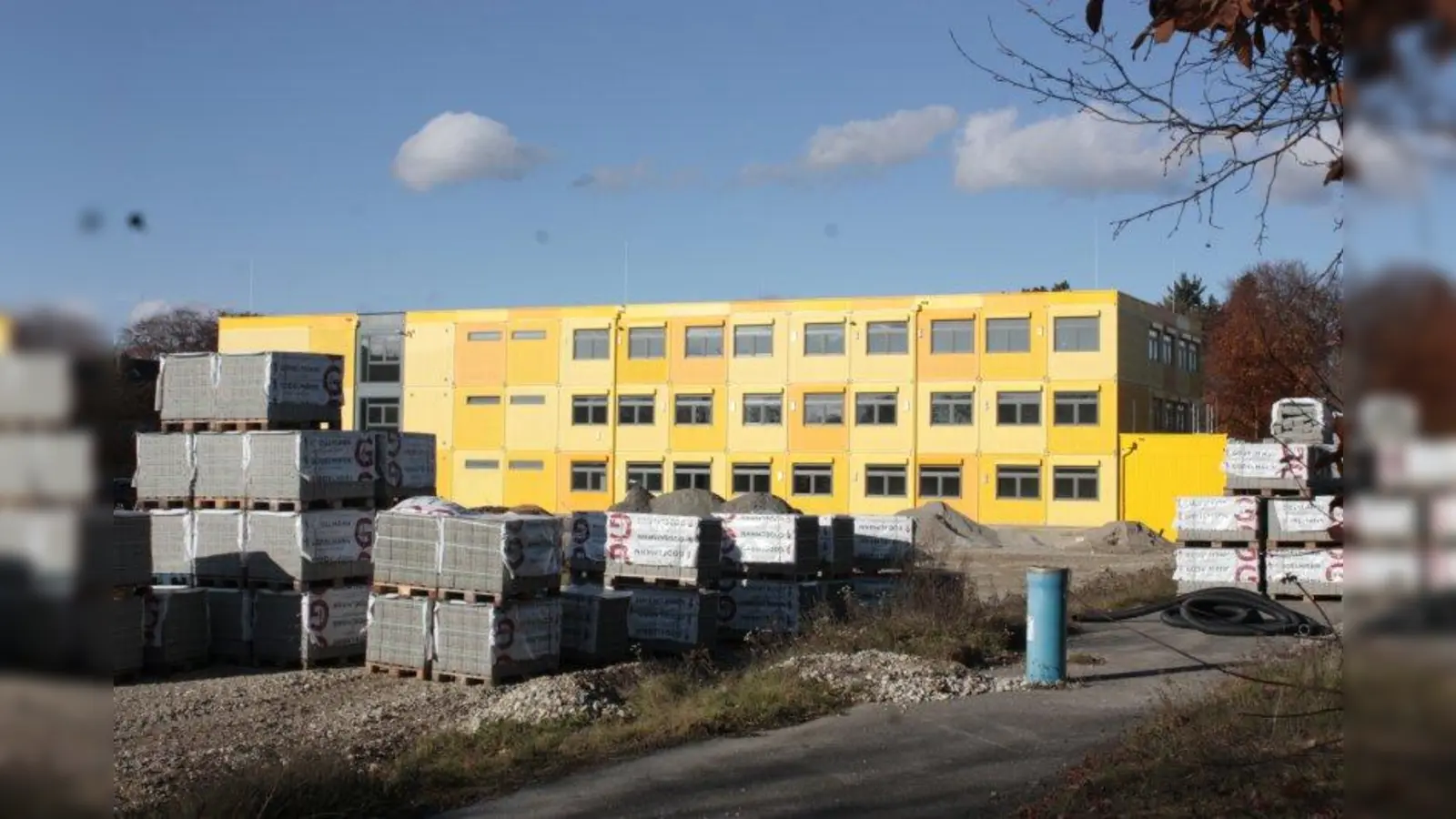 Auf dem früheren Sportgelände werden Container für das Thomas-Mann-Gymnasoum errichtet. (Foto: job)