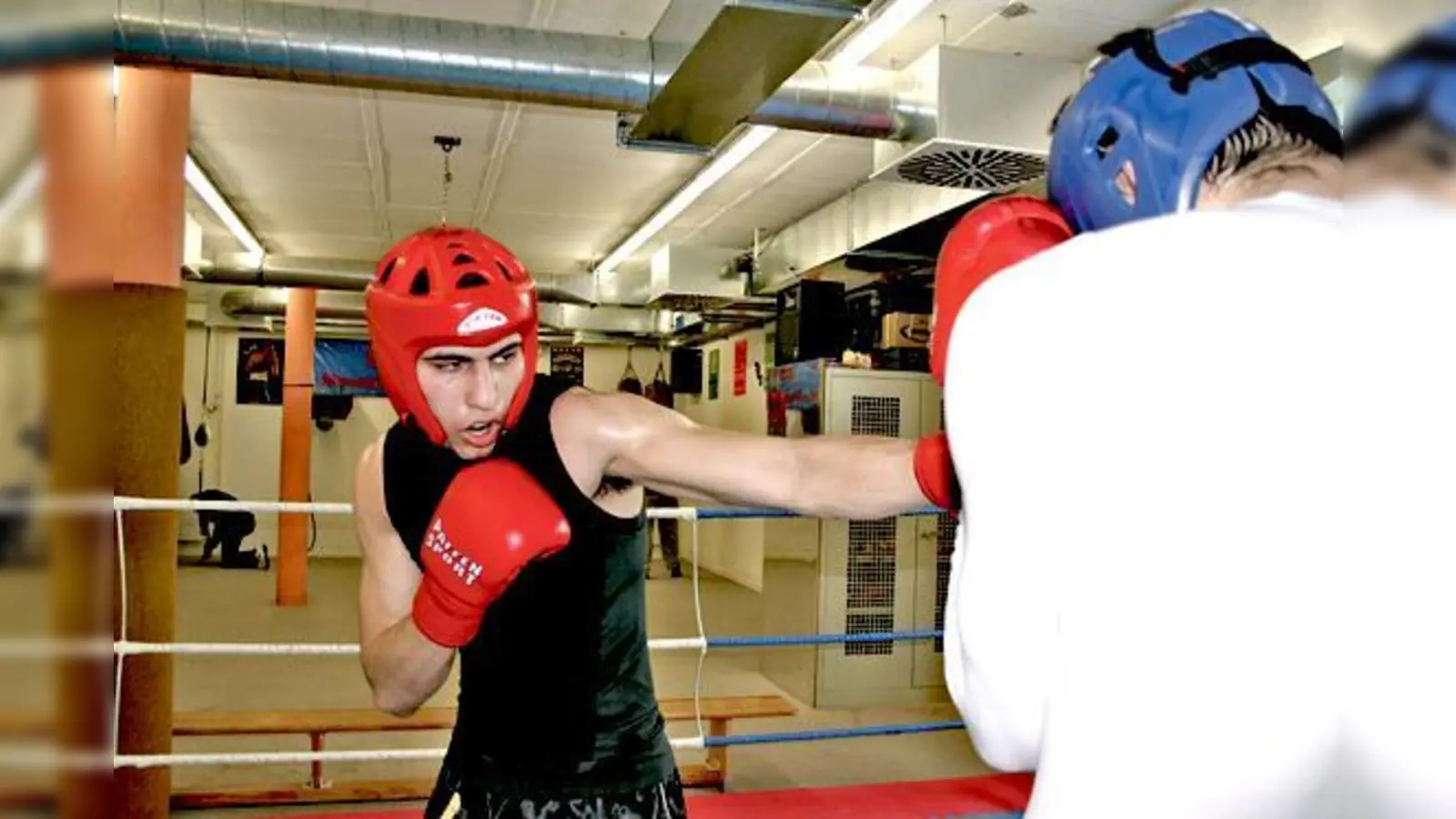 Jungboxer Mirwais Maudodi trainiert hart für die bayerische Meisterschaft und will in Fürstenfeldbruck die Fäuste fliegen lassen.	 (Foto: ar)