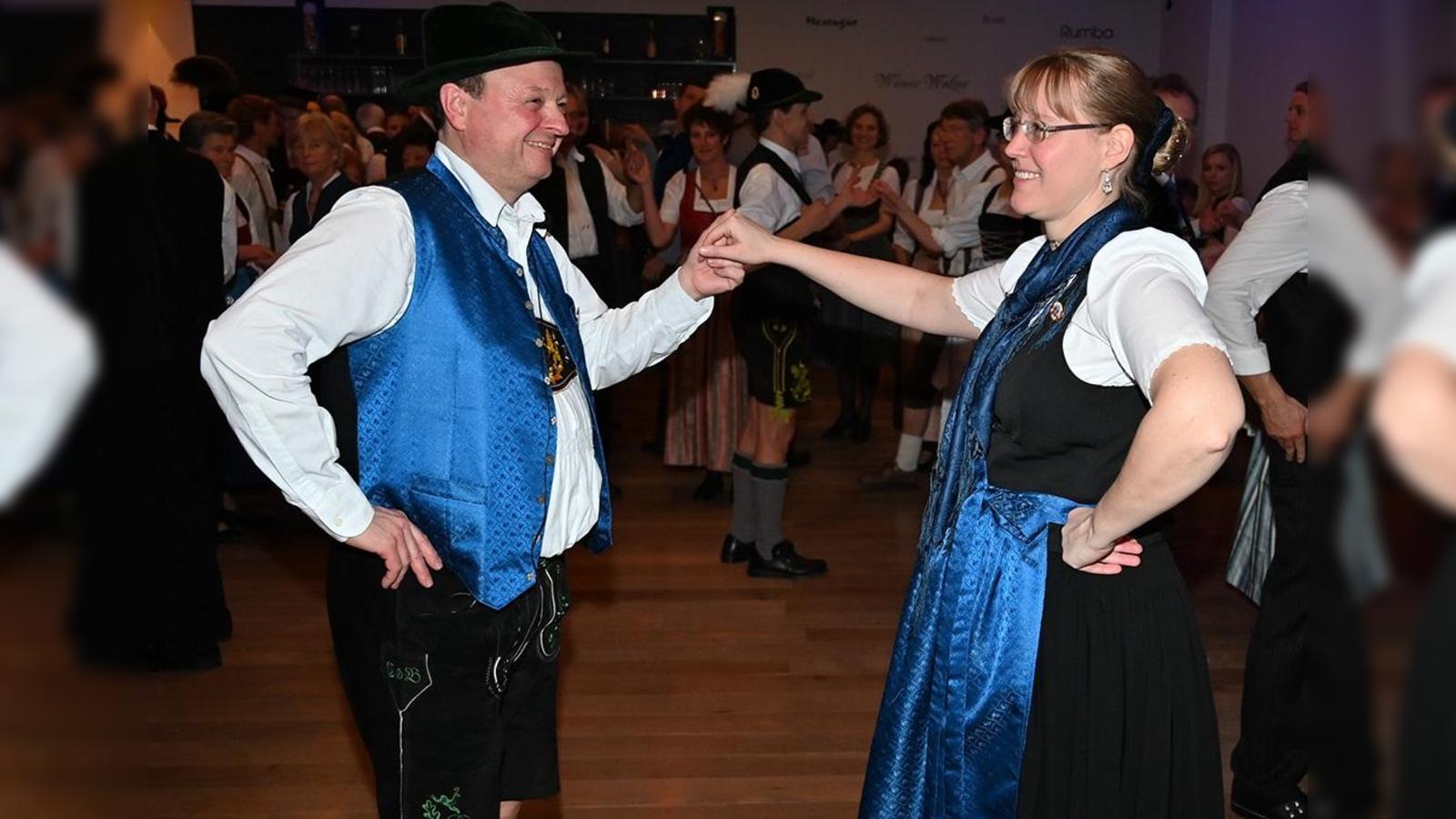 Silvestervolkstanz-mit-dem-Waldfrieden-Gro-hadern