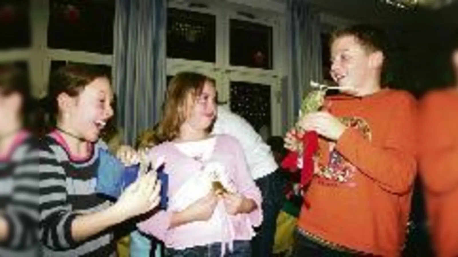 »Wir sind die Kichererbsen«: Lara (9), Zina (10) und Daniel (9 Jahre, von links) machen ihrem Spitznamen auch beim Weihnachtsbasteln alle Ehre. 	 (Foto: em)