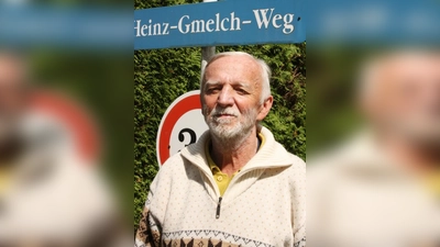 Heinz Gmelch in der gleichnamigen Straße, die allerdings<br>in seinem Garten angelegt ist.              Foto:job