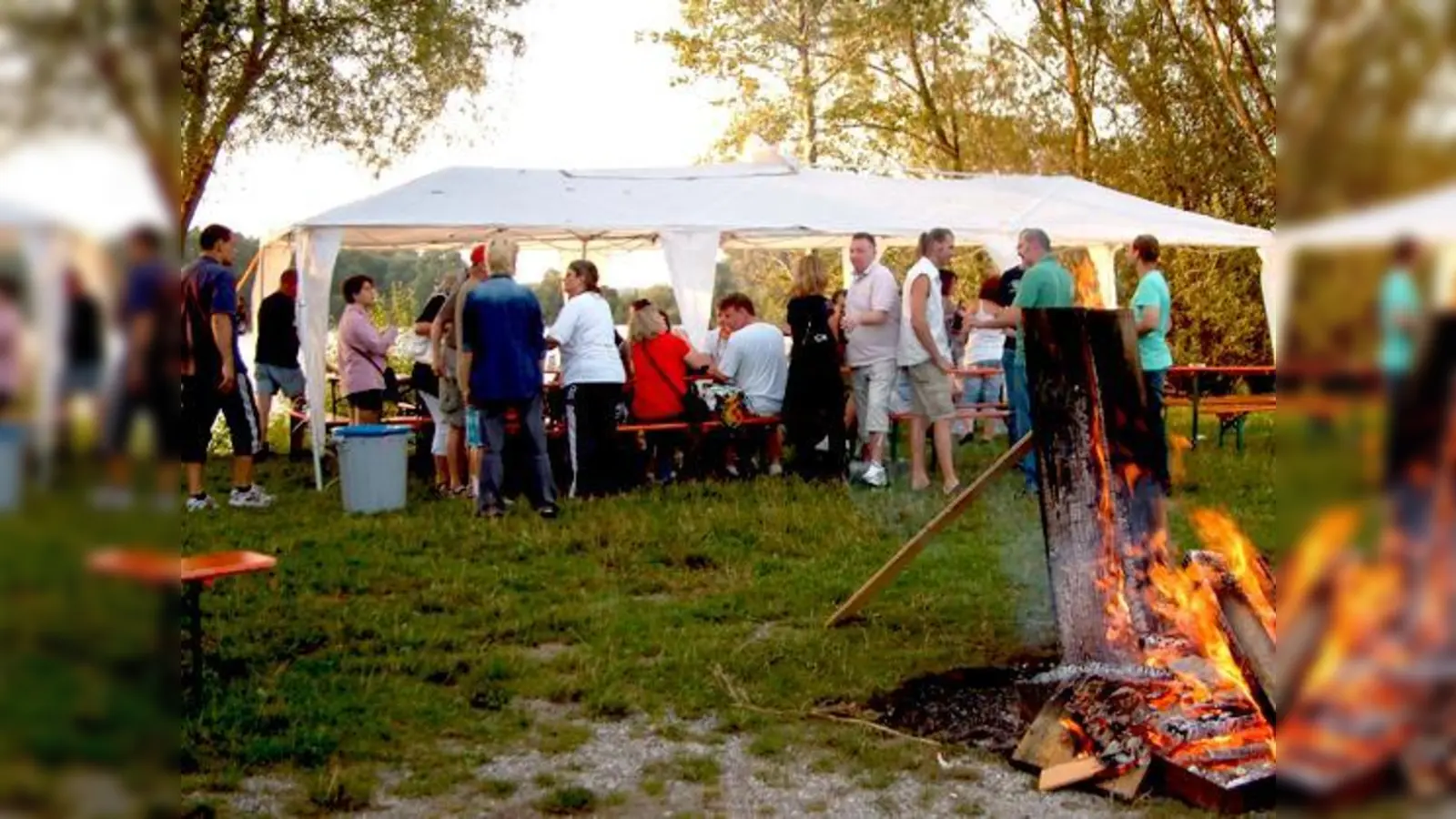 Party pur am Zustorfer Weiher, mit Genehmigung der Gemeinde. Mit denen haben wir keine Probleme, die machen hinterher immer perfekt sauber, so die Erfahrung des Bürgermeisters. 	 (Fotos: sy)