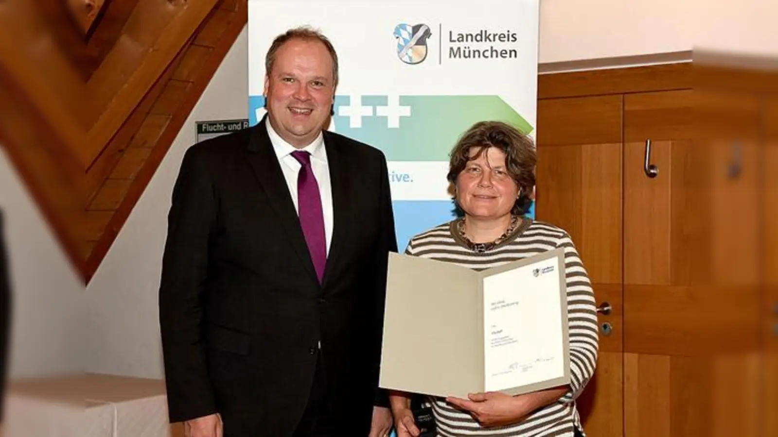 Landrat Christoph Göbel gratulierte Ute Senft zur Auszeichnung.	 (Foto: LRA)