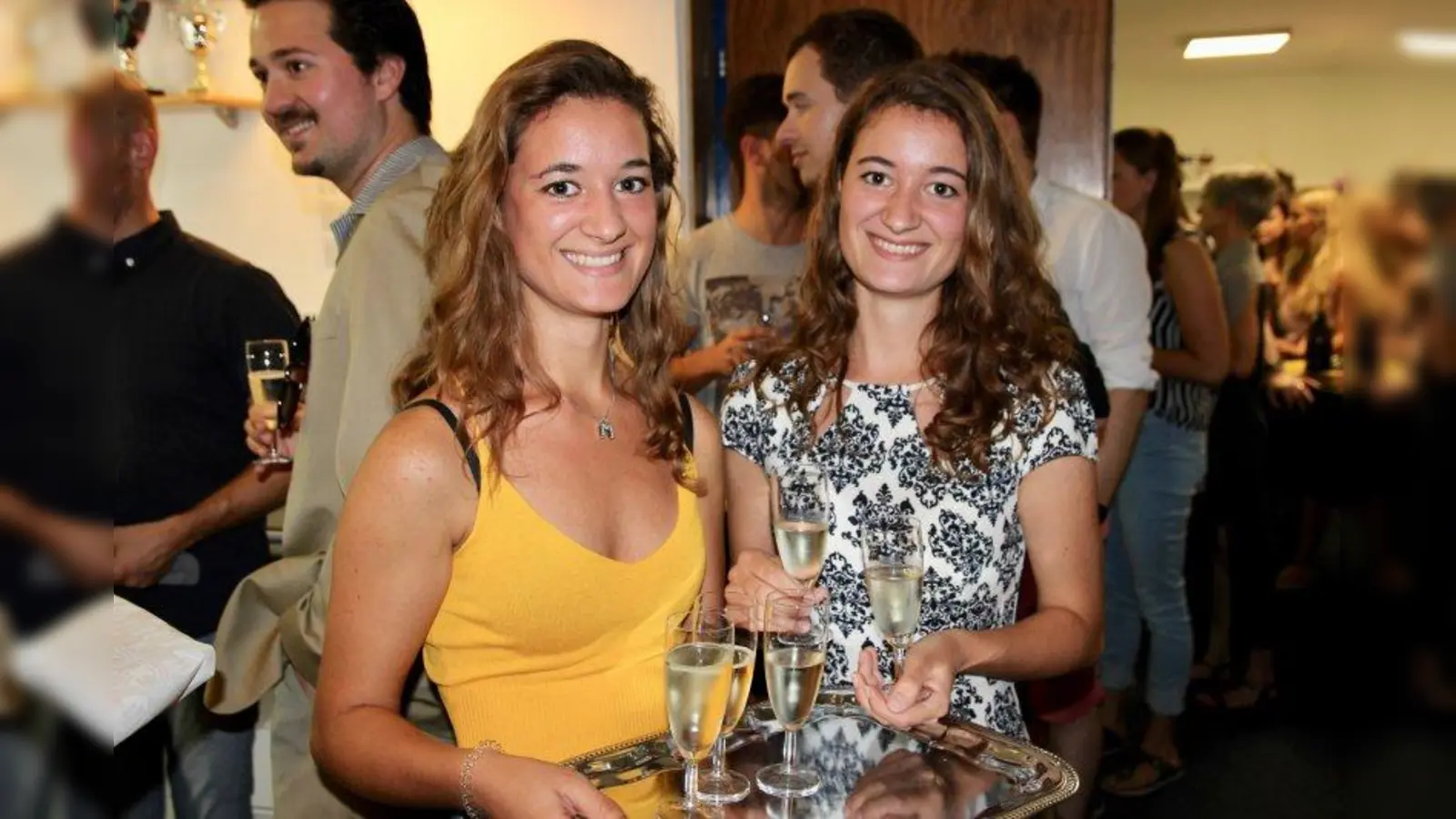 „Das Besondere hier aus: jeder trägt etwas zum Wohlfühlen bei.” Auch das Jubiläumsfest samt Büffett, Grillen, Livemusik und Sektempfang wurde durch die Studenten vorbereitet. Im Bild die beiden Grundschul-Lehramtsstudenten Hanna und Miriam Kretschmer. (Foto: us)