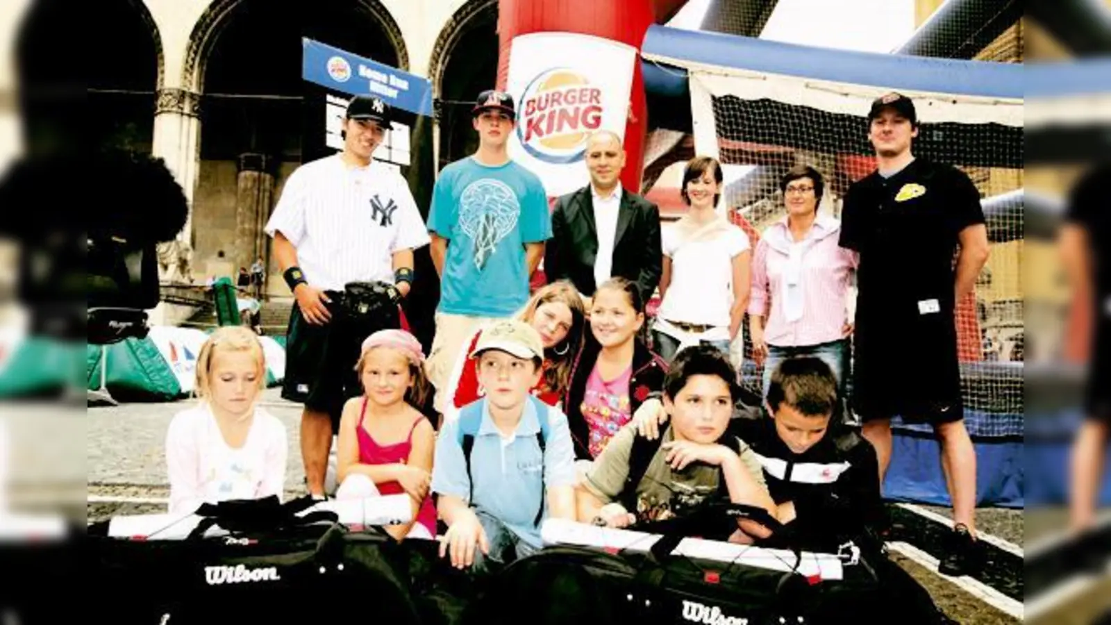 Vertreter von Burger King und der Haar Disciples freuen sich mit den Kindern vom »Münchner Kindelheim« und Vertretern des »Kinder- und Jugendtreffs FEZI« über die Spendenübergabe. 	 (Foto: Veranstalter)