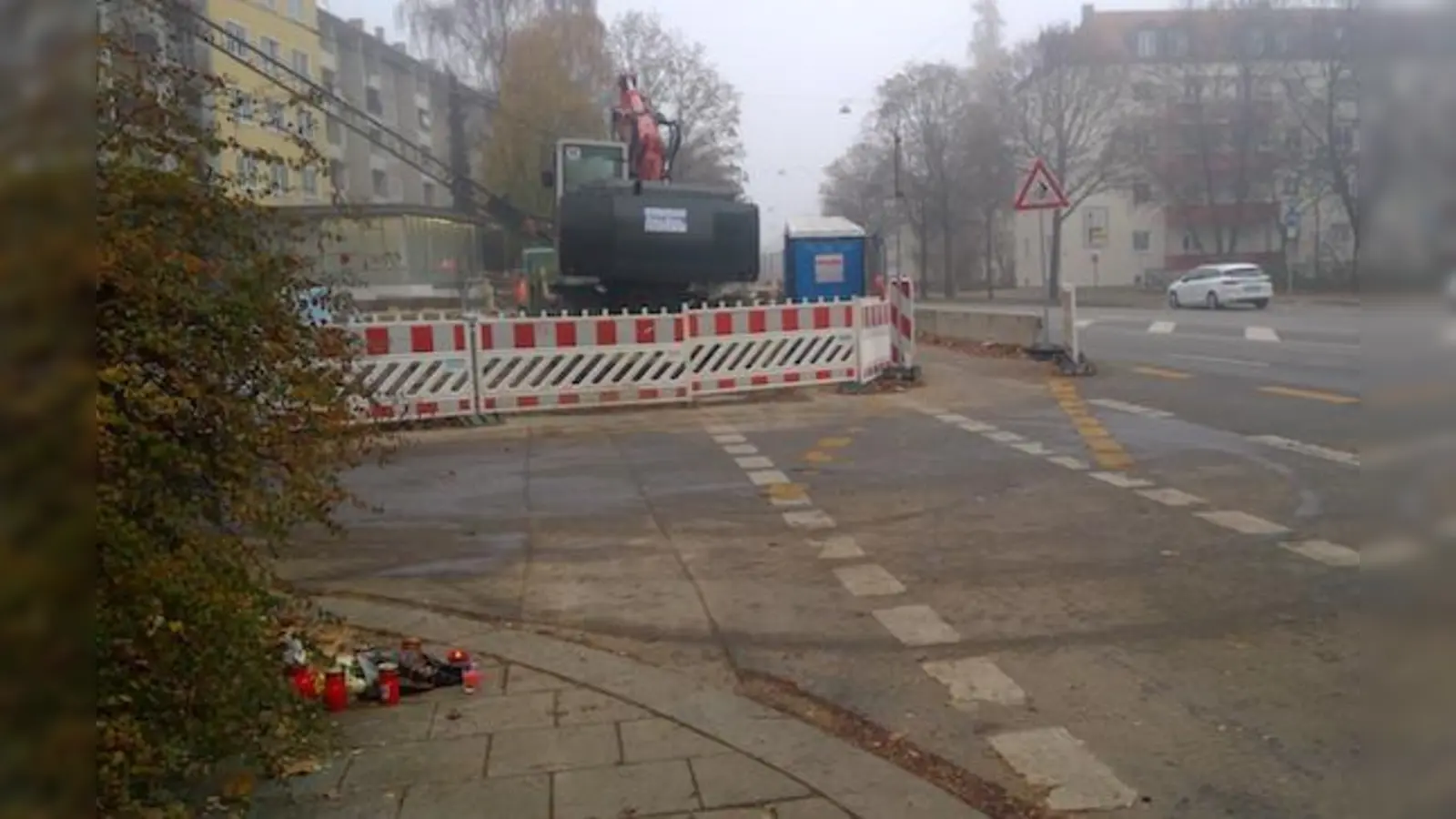 Angehörige und Freunde haben an der Unfallstelle Blumen und Kerzen niedergelegt.  (Foto: bs)