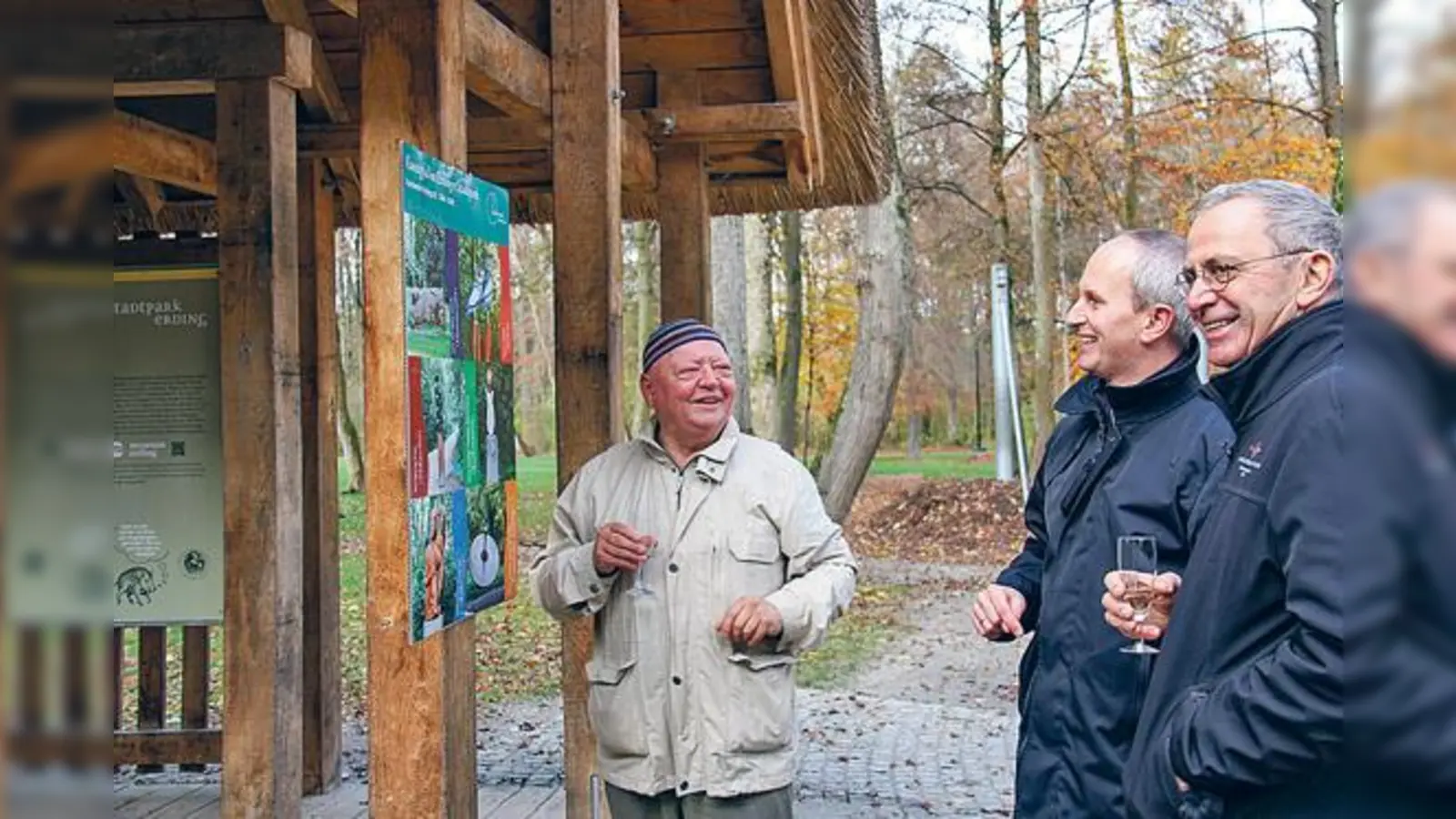 Peter Breth diskutiert mit Dirk Auf dem Hövel und Besuchern das Poster.	 (Foto: Beatrix Lang)