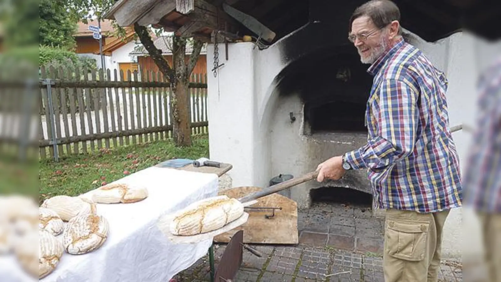 Die Mitglieder des Fördervereins des Heimatmuseums in Arget demonstrierten alte Handwerkstechniken, wie beispielsweise das Brotbacken im alten Ofen. 	 (Foto: hw)