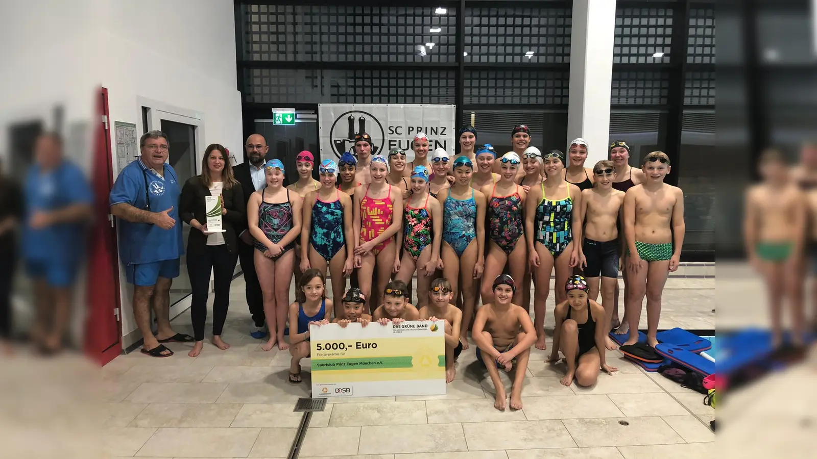 Von links nach rechts: Headcoach Elvir Mangafic, Präsidentin Katja Nomrowski, Thomas Kaltenmark (Commerzbank AG) und Schwimmerinnen und Schwimmer des SC Prinz Eugen München. (Foto: Verein)