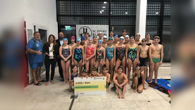 Von links nach rechts: Headcoach Elvir Mangafic, Präsidentin Katja Nomrowski, Thomas Kaltenmark (Commerzbank AG) und Schwimmerinnen und Schwimmer des SC Prinz Eugen München. (Foto: Verein)
