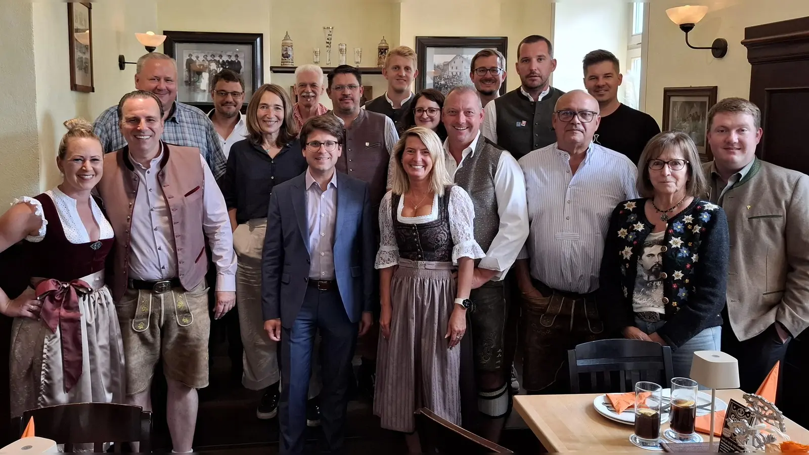 Sie freuen sich auf das bevorstehende Fest (von links): Sandra und Ludwig Rettinger (Festwirte), Robert Gasteiger (Volksfestreferent), Tobias Schneider (Leiter Kulturamt), Andrea Löffler (Stadt Dachau), Norbert Paternoster (Volksfest-Marketing), OB Florian Hartmann, Peter Walter (Spaten-Brauerei), Patrick Klotzsch und Anna-Maria Fahrenschon (Wirte Weißbierkarussell), Andrea Schneider und Jürgen Vötter (Wirte s'Ziegler), Matthias Bachhuber (Amperbräu), Christian Hefele (Schweiger-Feszelt), Paul Tille (Schaustellersprecher), Tom Böswirth (Amperbräu), Gertrud Stock (Kinderfestzug) und Michael Wohlschläger (Augustiner-Brauerei). (Foto: jj)