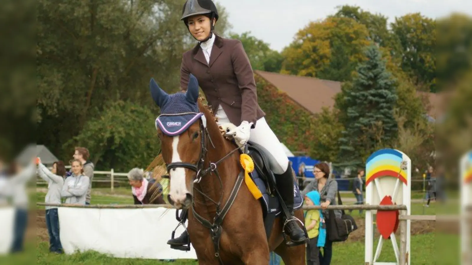 Die Reiter messen sich in Dressur- oder Springprüfungen bis zur Klasse L. (Foto: pi)