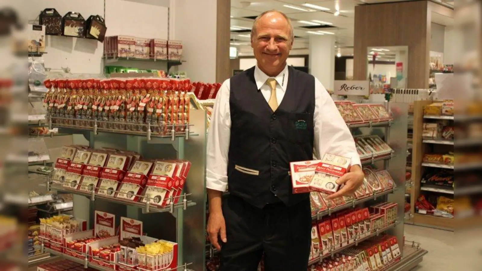 Kaufhof-Mitarbeiter Stefan Wollscheit präsentiert die neuen Produkte aus dem Hause Reber: Fascination und Cafézeit. (Foto: sb)