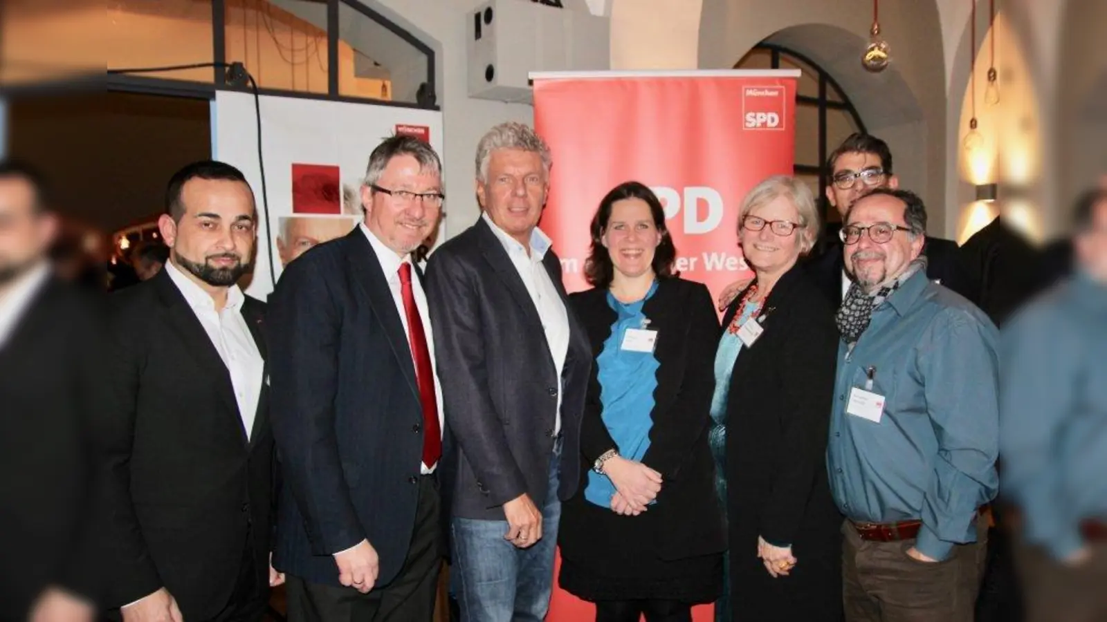 Neujahrsempfang der SPD München-West: Auch die Stadtratskandidaten präsentierten sich. V.l. Erol Akbulut, Christian Müller, OB Dieter Reiter, Verena Dietl, Franziska Messerschmidt, Raoul Koether und Alexander Parasidis. (Foto: us)