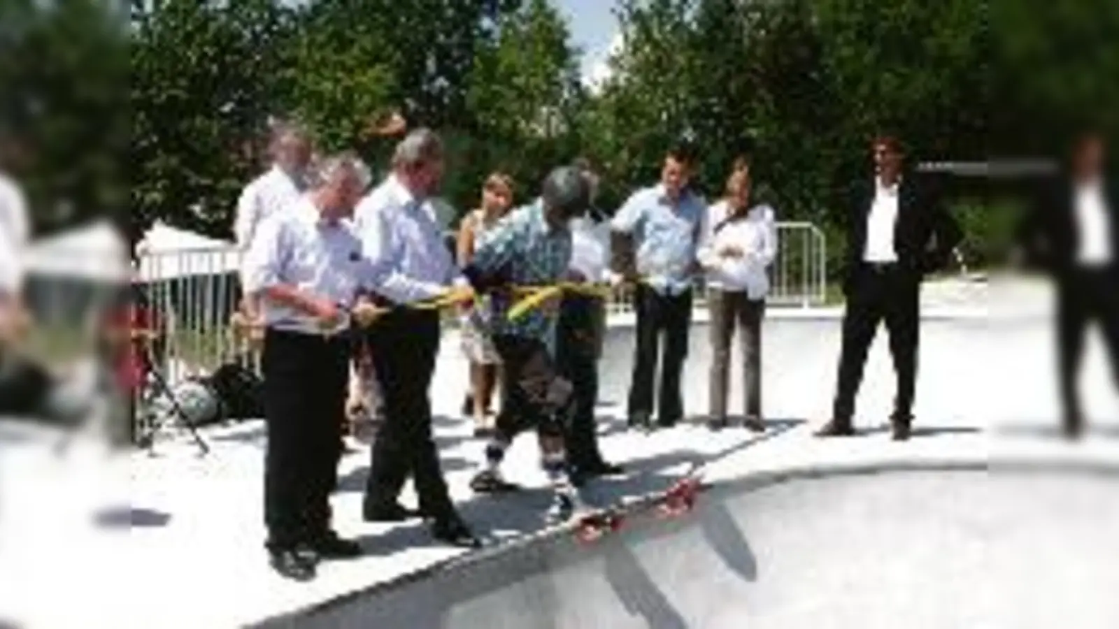 Nur ein kleiner »Schnipp« für einen OB und ein kleiner Schritt für einen Skater: Die neue Skateanlage am Fasaneriesee wurde am vergangenen Freitag offiziell den Skate-Fans übergeben.	  (Foto: gf)