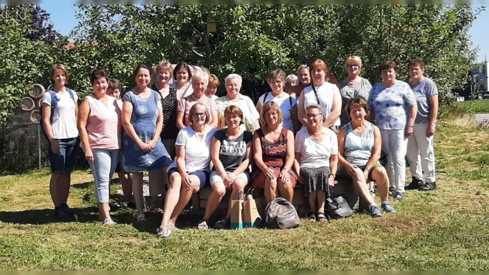 Kreisbäuerin Christine Sulzenbacher (2. von links) und stellvertretende Kreisbäuerin Maria Lidl (rechts daneben) mit einem Teil der Teilnehmerinnen. (Foto: Bayerischer BauernVerband)