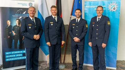 Zur Amtseinführung von Polizeidirektor Maximilian Schrödl (2. von links) kamen Polizeipräsident Thomas Hampel (links), Leitender Polizeidirektor Sandro Heymig (3. von links) und Polizeivizepräsident Christian Huber. (Foto: Polizeipräsidium München)