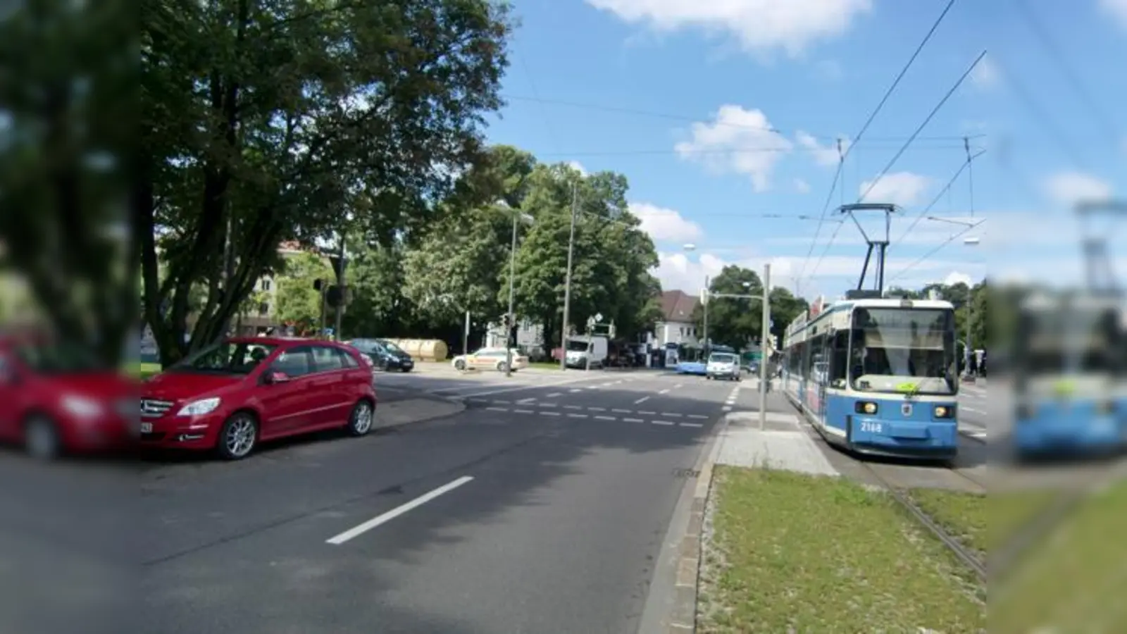 Viel Grau wenig Grün  so präsentiert sich der Knotenpunkt Herkomerplatz. Verkehr, Taxistellplätze und Glascontainer dominieren. 	 (Foto: ikb)