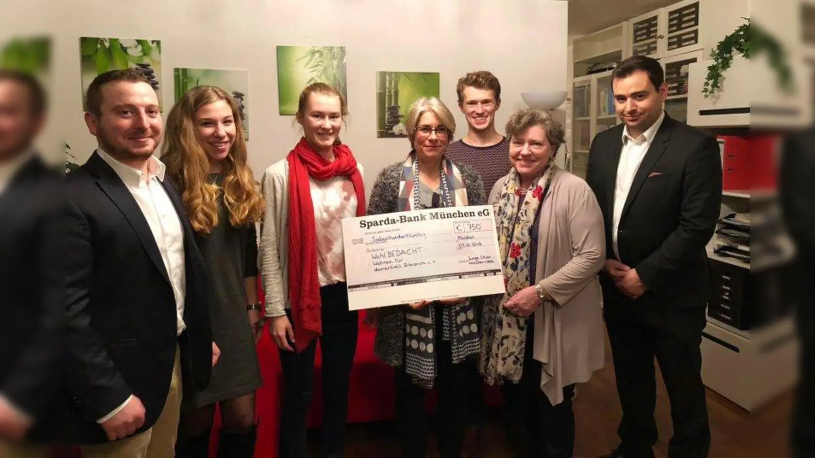 Mit dabei bei der Spendenübergabe war Stadträtin Heike Kainz (zweite von rechts), die gemeinsam mit der Jungen Union München-West den Scheck an Anette Arand (vierte von links), Vorsitzende des Wohlbedacht e.V., übergab. (Foto: JU München-West)